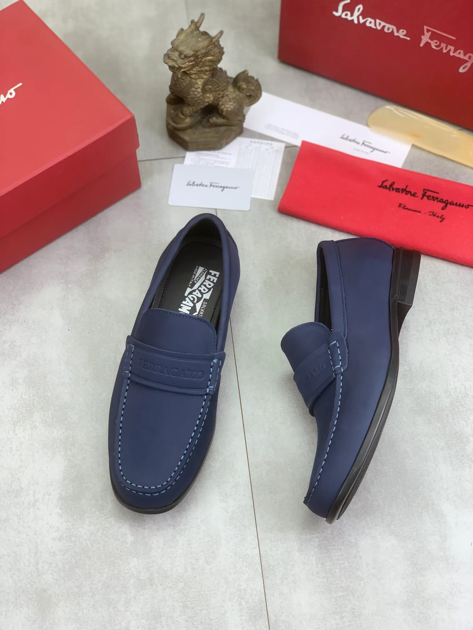 Men's Men's Shoes 💰P460💰[New Style] Water-dyed Niuli 🆘[Salvatore Ferragamo] Ferragamo's latest casual business leather shoes for men! Available at counters simultaneously! The fabric is made of specially imported original calfskin, and the interior is made of imported water-dyed cowhide. It is absolutely luxurious and leads the fashion trend. Matching code: 38-45; 3⃣️ colors available